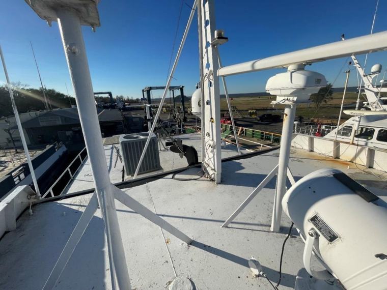 Mast, radar array and antennas above the wheelhouse